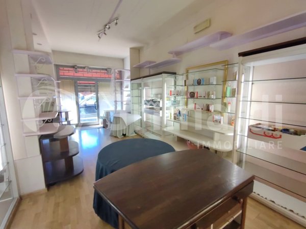 negozio in affitto a Corciano in zona Ellera Chiugiana