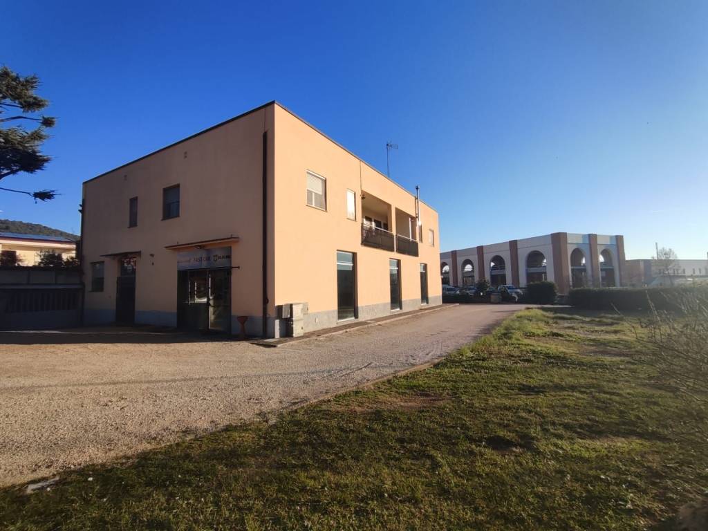 negozio in affitto a Corciano in zona Ellera Chiugiana