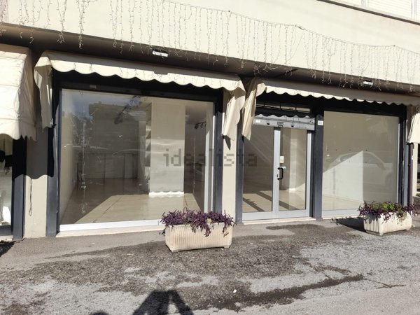 negozio in affitto a Corciano in zona Ellera Chiugiana