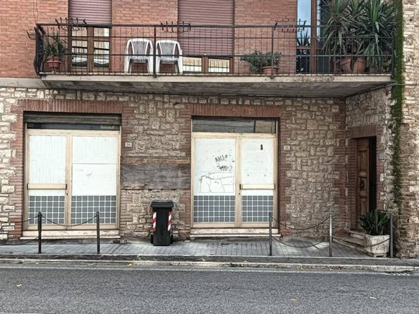 negozio in affitto a Corciano in zona Mantignana
