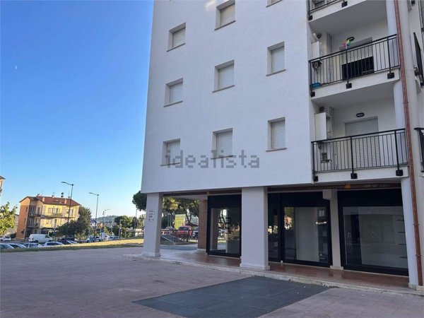 negozio in affitto a Corciano in zona Ellera Chiugiana