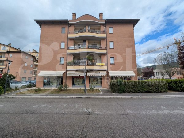 locale commerciale in affitto a Deruta