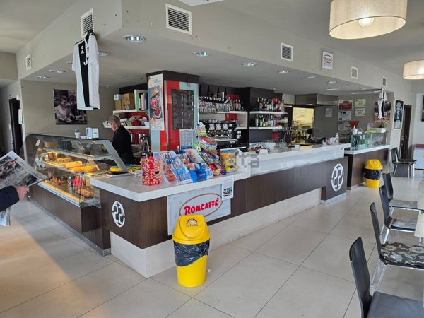 locale commerciale in affitto a Deruta