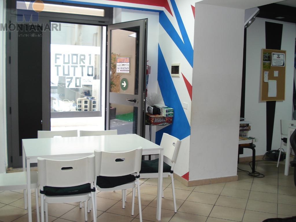 locale commerciale in affitto a Foligno in zona Camino