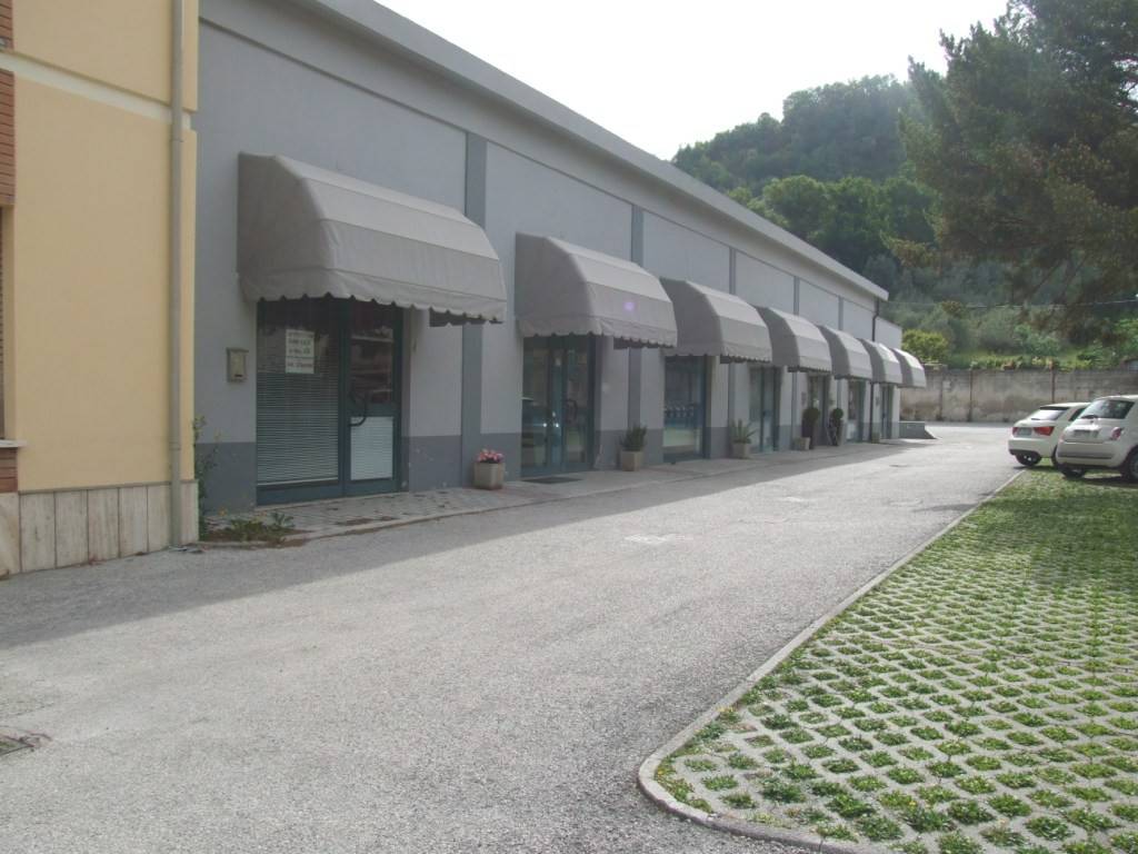 negozio in affitto a Foligno in zona Vescia
