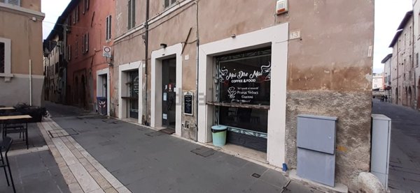 negozio in affitto a Foligno