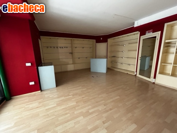 locale commerciale in affitto a Foligno