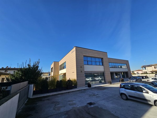 ufficio in affitto a Foligno in zona Pale