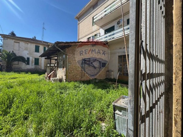 negozio in affitto a Foligno in zona Rio