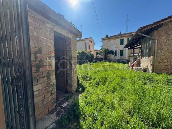 negozio in affitto a Foligno in zona Rio