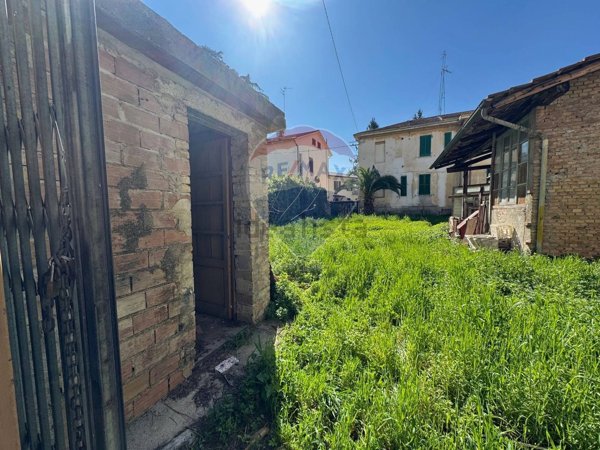 locale di sgombero in affitto a Foligno