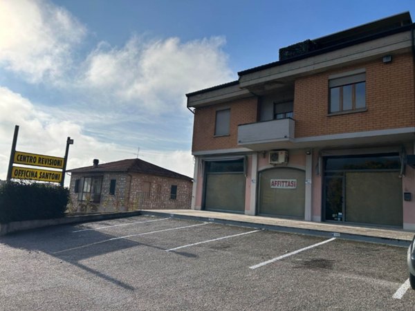 locale commerciale in affitto a Foligno