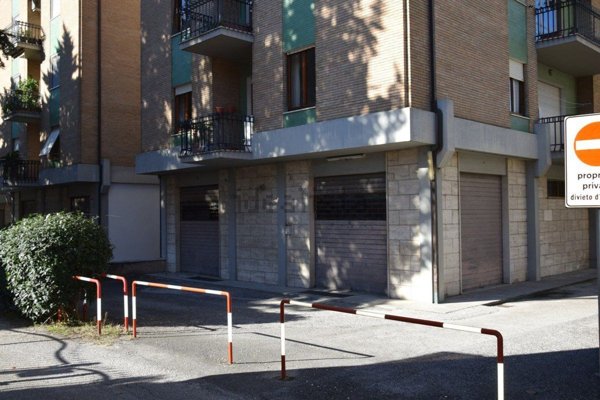 locale commerciale in affitto a Foligno