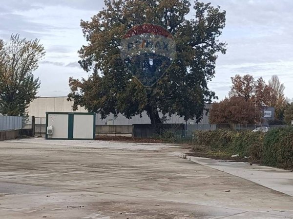 negozio in affitto a Foligno in zona Paciana
