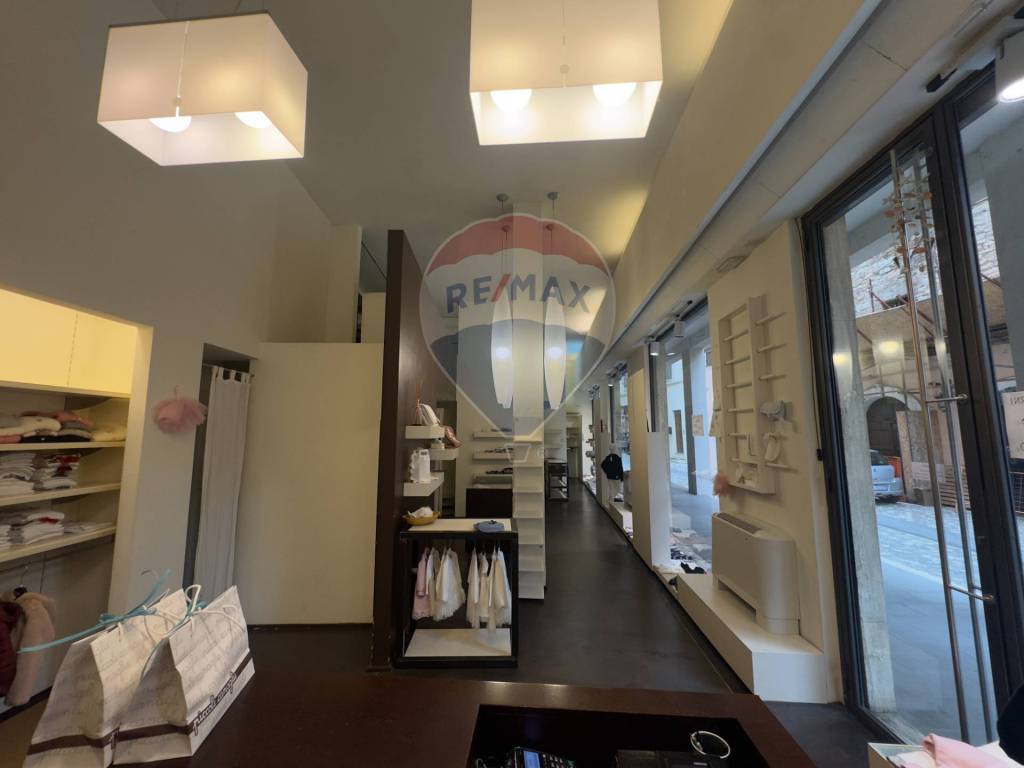 locale commerciale in affitto a Foligno