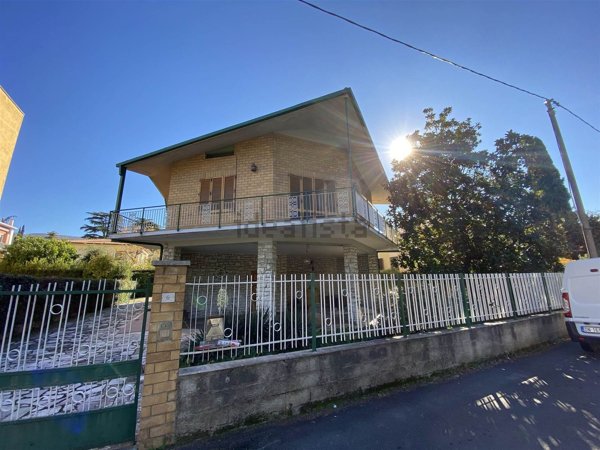 casa indipendente in affitto a Foligno