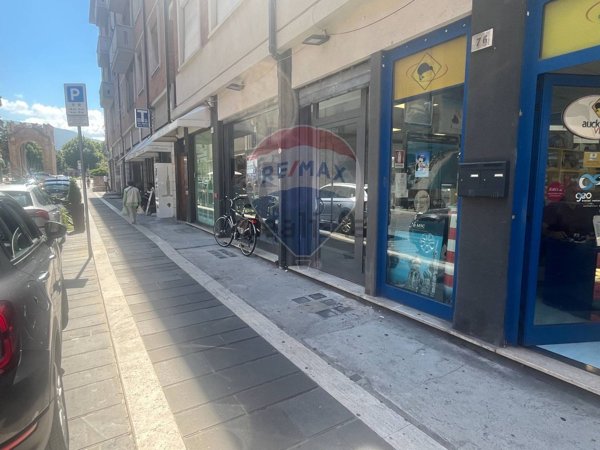 locale commerciale in affitto a Foligno