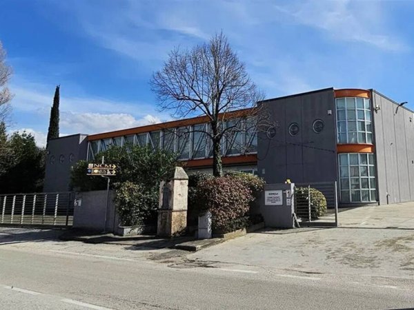 locale commerciale in affitto a Foligno in zona Paciana