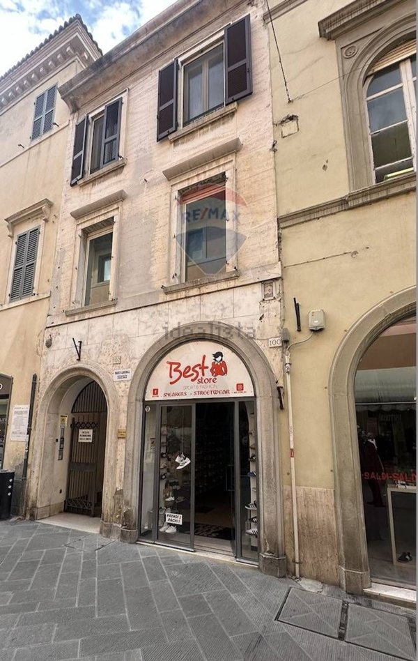 locale commerciale in affitto a Foligno