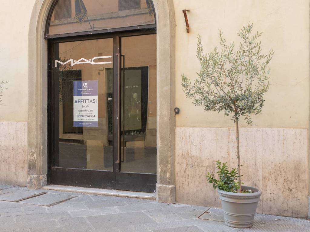 negozio in affitto a Foligno