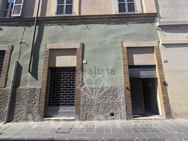 locale commerciale in affitto a Foligno