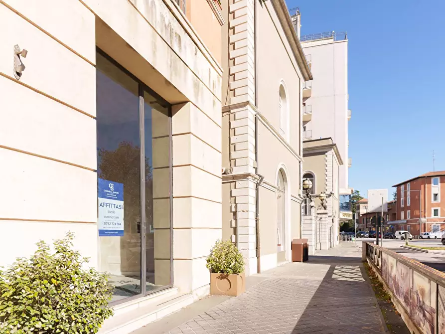 locale commerciale in affitto a Foligno