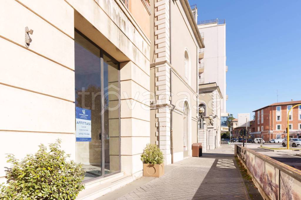 negozio in affitto a Foligno