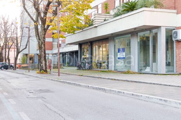 negozio in affitto a Foligno