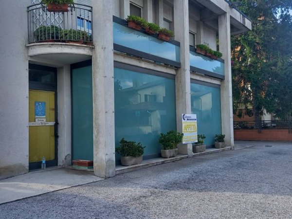 negozio in affitto a Foligno in zona Corvia
