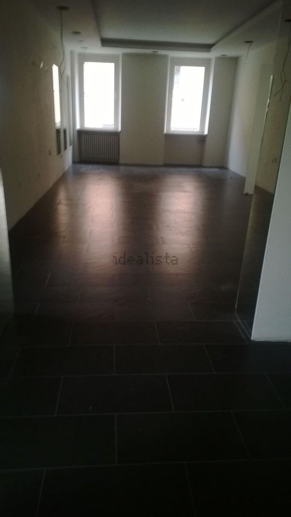 locale commerciale in affitto a Foligno