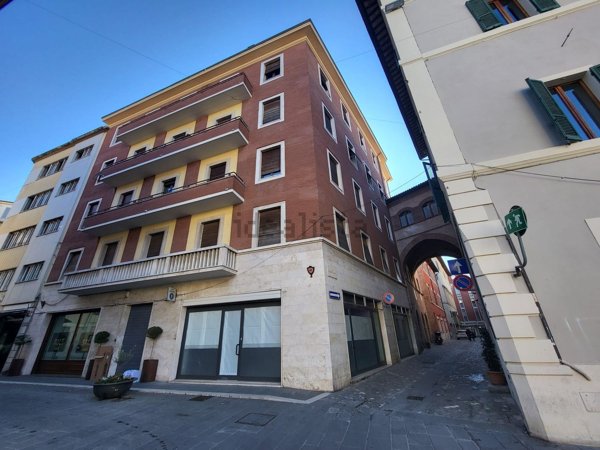 locale commerciale in affitto a Foligno
