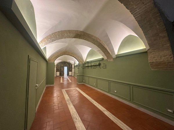locale commerciale in affitto a Foligno