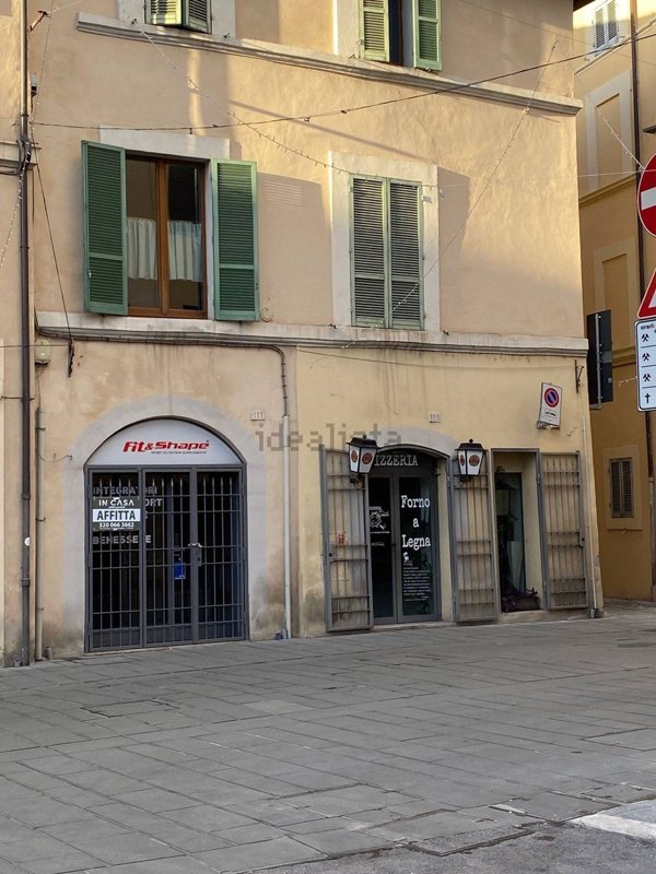 locale commerciale in affitto a Foligno