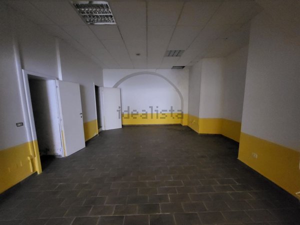 locale commerciale in affitto a Foligno