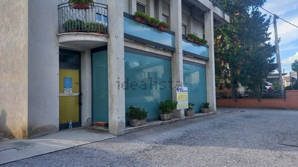 locale commerciale in affitto a Foligno