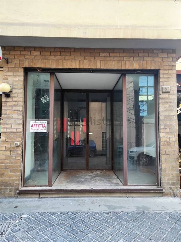 locale commerciale in affitto a Foligno