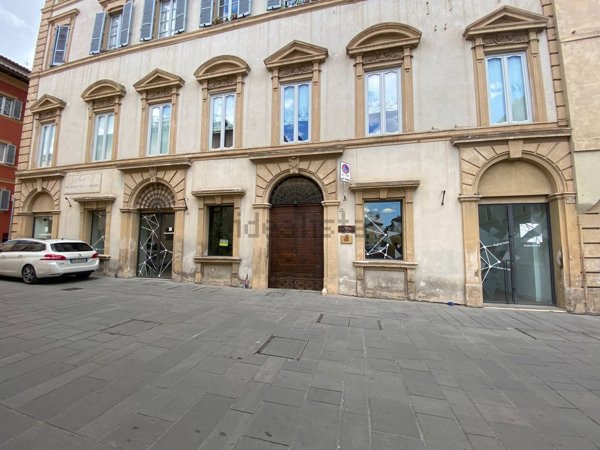 locale commerciale in affitto a Foligno
