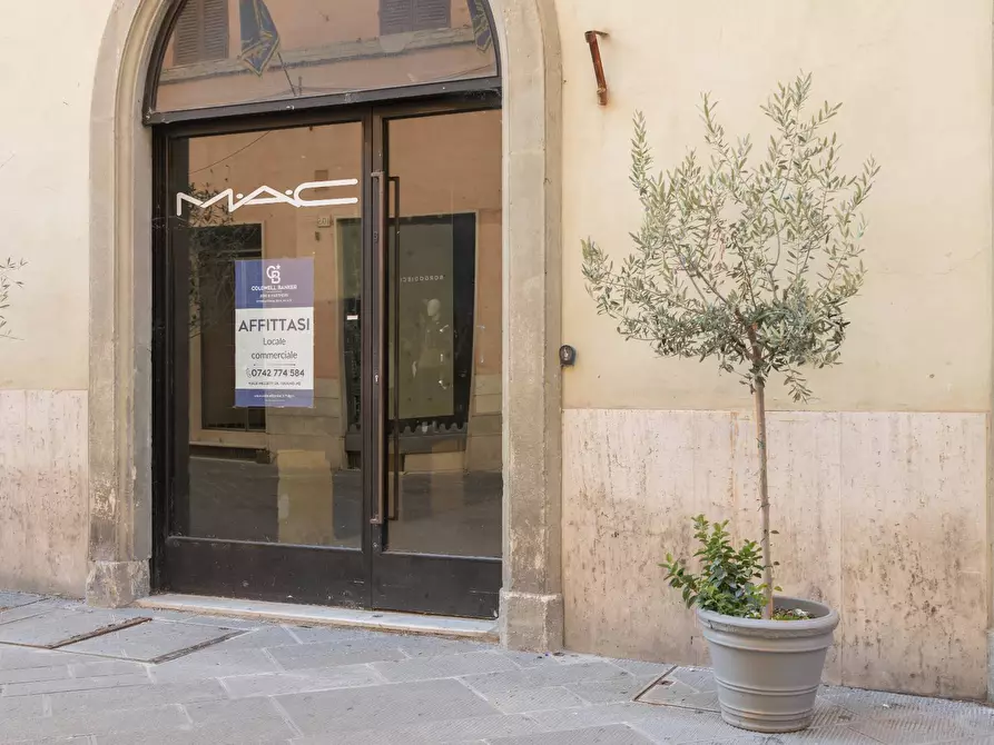 locale commerciale in affitto a Foligno