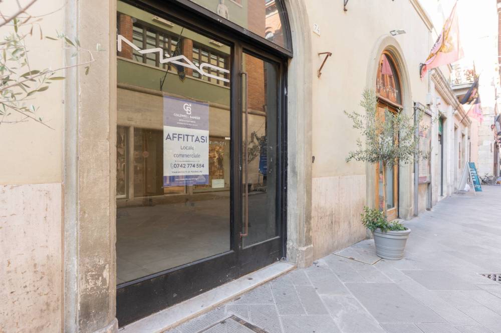 locale commerciale in affitto a Foligno