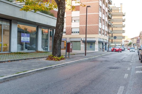 locale commerciale in affitto a Foligno