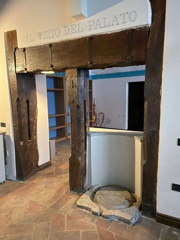 locale commerciale in affitto a Foligno