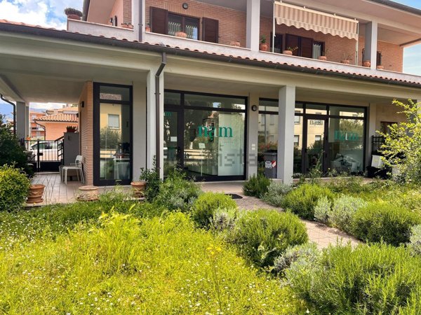 locale commerciale in affitto a Foligno