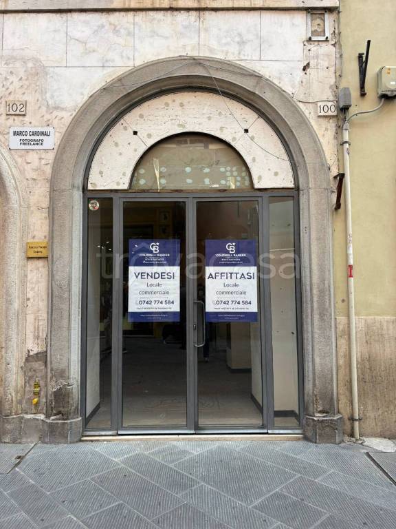negozio in affitto a Foligno