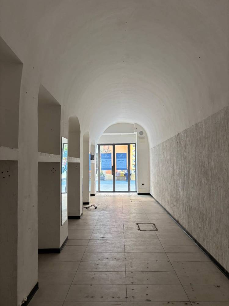 locale commerciale in affitto a Foligno