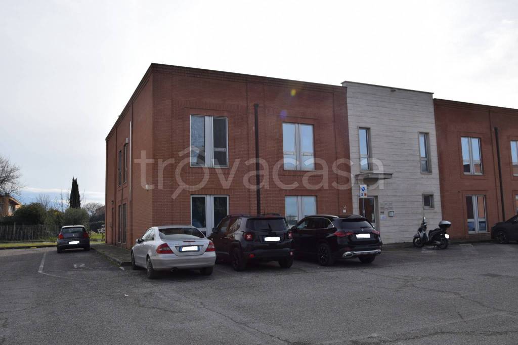 ufficio in affitto a Foligno in zona Paciana