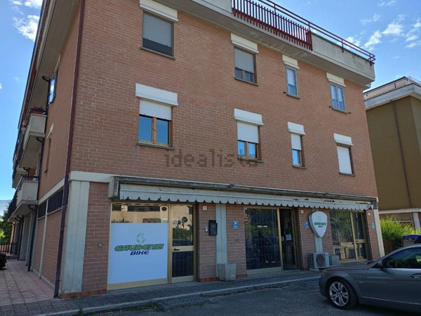 locale commerciale in affitto a Foligno