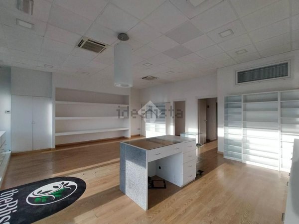 negozio in affitto a Foligno