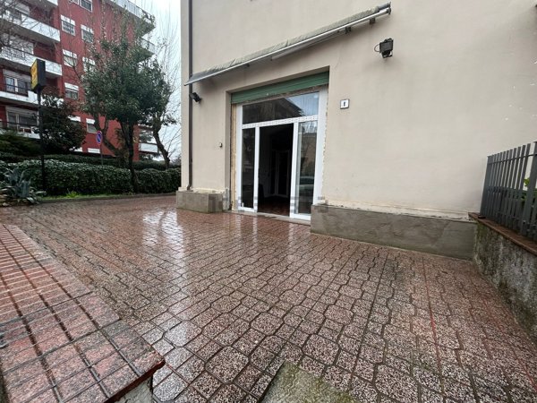 locale commerciale in affitto a Foligno
