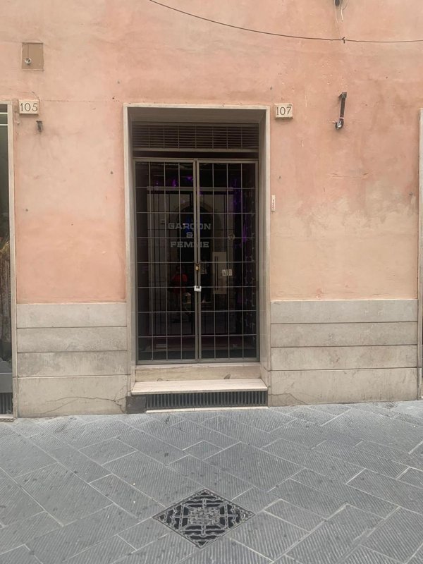 locale commerciale in affitto a Foligno