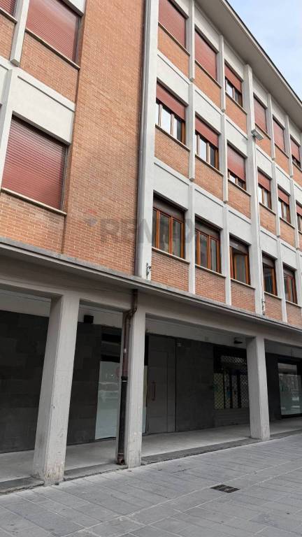 negozio in affitto a Foligno